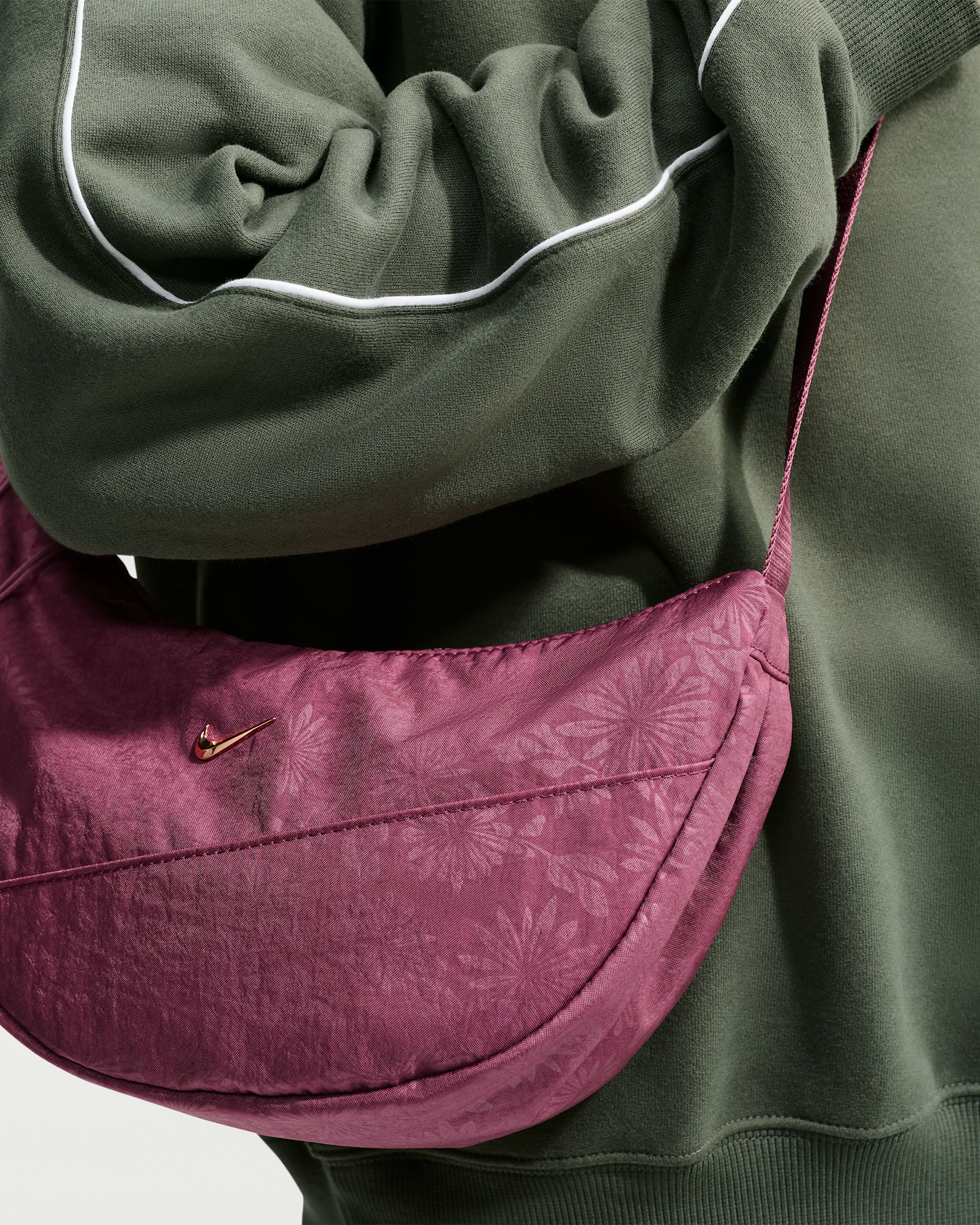 Nike Aura Floral Crescent Crossbody Bag (4L). Nike.com